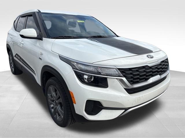 Snow White Pearl 2021 Kia Seltos LX AWD SUV / Crossover All-Wheel Drive Continuously Variable Transmission