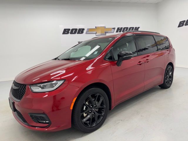 Red Hot Pearlcoat 2025 Chrysler Pacifica Minivan Front-Wheel Drive 9-Speed Automatic