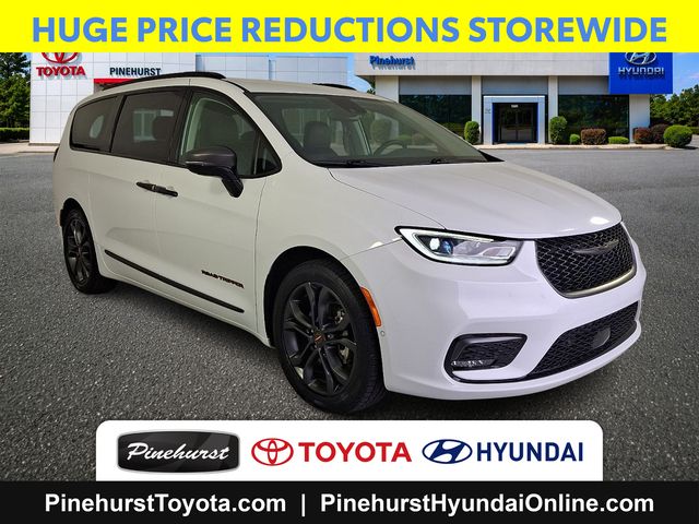 White 2024 Chrysler Pacifica Minivan Front-Wheel Drive 9-Speed Automatic