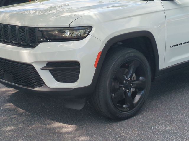 Used 2022 White Jeep Altitude image 9