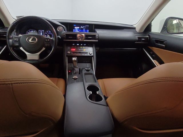 2017 – Lexus – IS