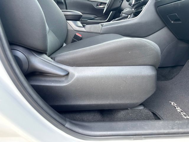 2021 Toyota RAV4 XLE:B02452