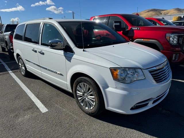 2016 Chrysler Town & Country Touring-L 3