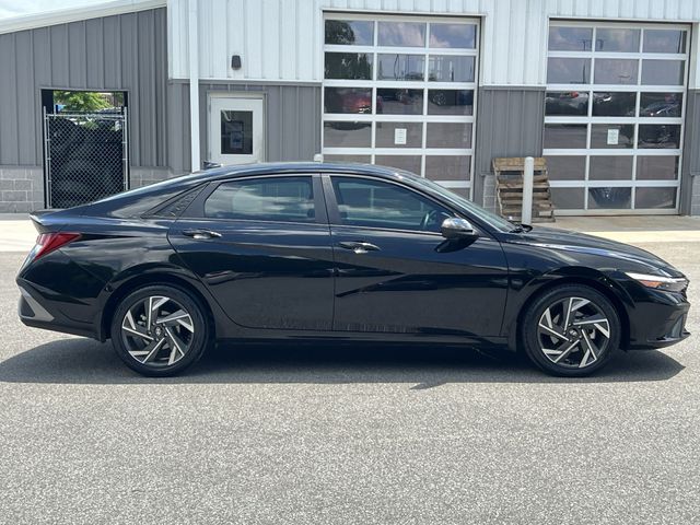 Used 2025 Black Hyundai SEL Sport image 14