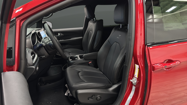 New 2026 Red Hot Pearlcoat Chrysler Select image 9