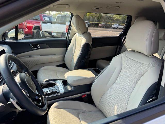 Used 2025 Kia Carnival Hybrid Van