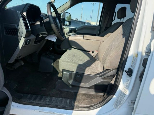 2018 Oxford White Ford Super Duty F-350 DRW XLT DRW 4X4 Chassis