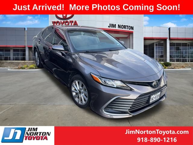 2024 Toyota Camry LE's photo