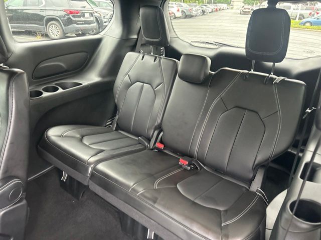 Used 2025 Chrysler Pacifica Van