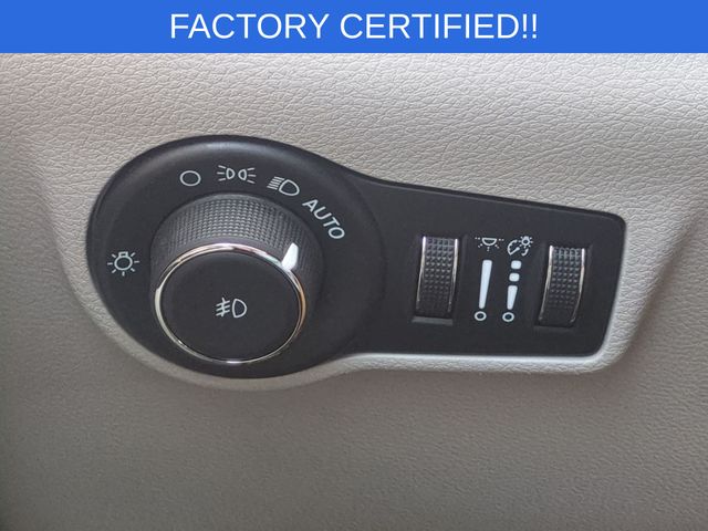 Used 2024 White Jeep Latitude image 18