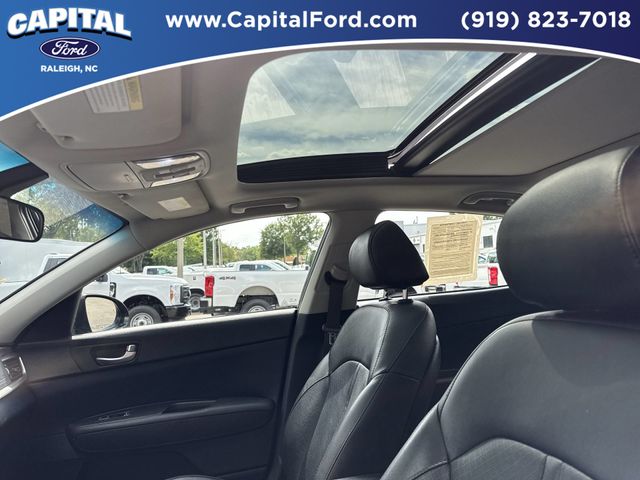 Used 2020 Black Kia SE image 22