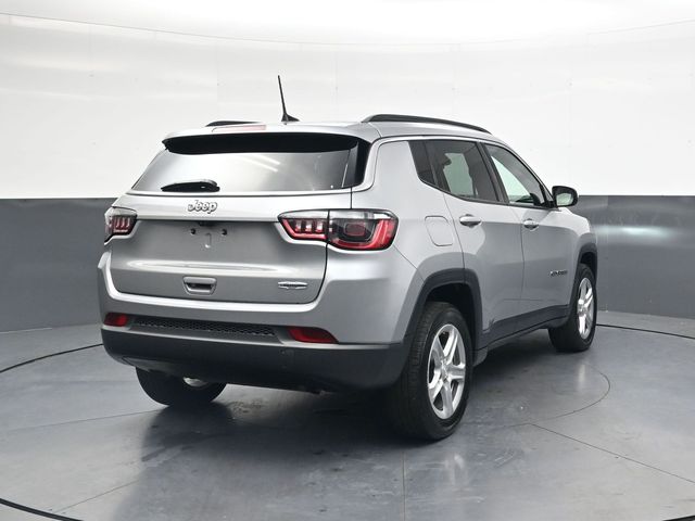 Used 2023 Silver Jeep Latitude image 4
