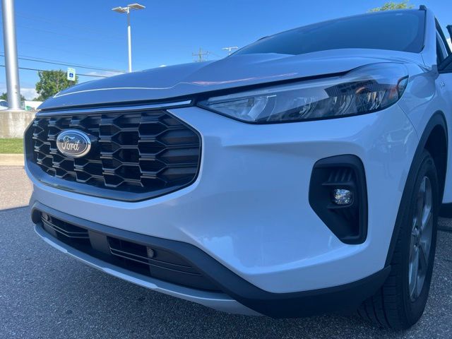 2025 Ford Escape Hybrid ST-Line Select - Silver Metallic exterior view 3