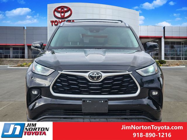 Used 2021 Toyota Highlander XLE with VIN 5TDGZRAH3MS037544 for sale in Tulsa, OK