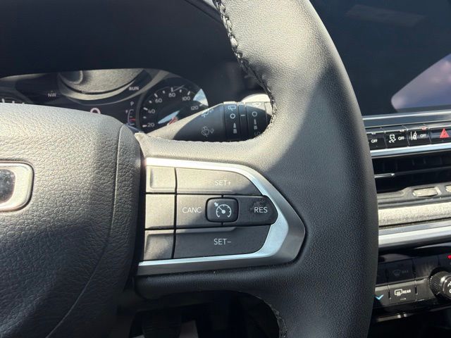 Used 2024 Black Jeep Latitude image 40