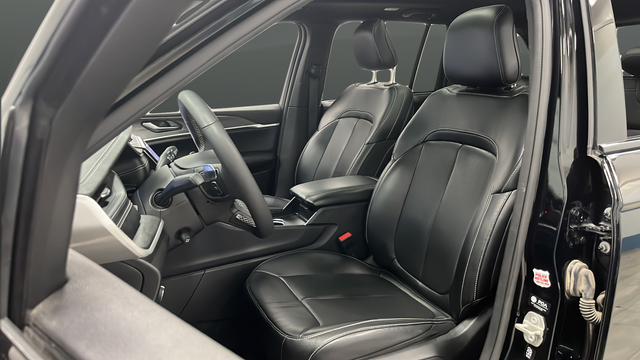 Used 2024 Diamond Black Crystal Pearlcoat Jeep Limited image 9