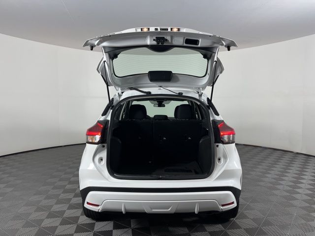 2023 Aspen White Tricoat Nissan Kicks SV FWD SUV
