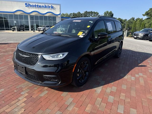 2025 Chrysler Pacifica Limited's photo