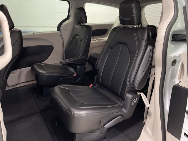 2023 Chrysler Pacifica Touring L photo