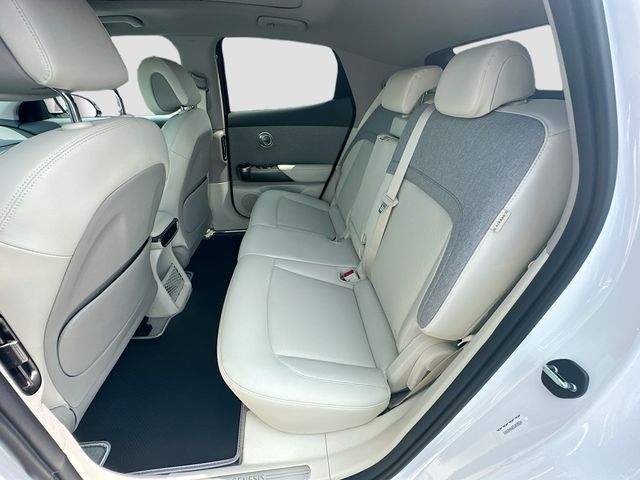 2025 Genesis GV60 Standard 17