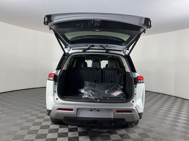 2025 Everest White Pearl Tricoat Nissan Pathfinder Platinum 4X4 SUV