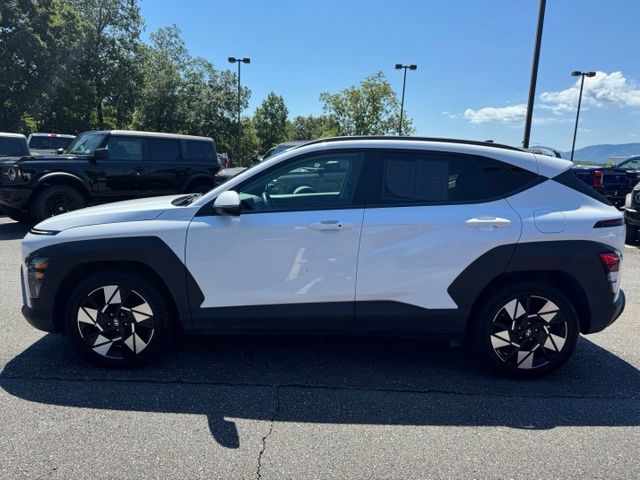 Used 2025 White Hyundai SEL image 4