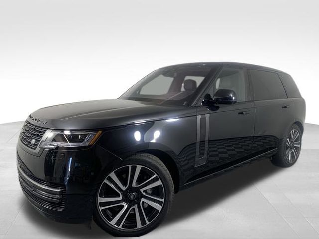 2023 Land Rover Range Rover SE 2