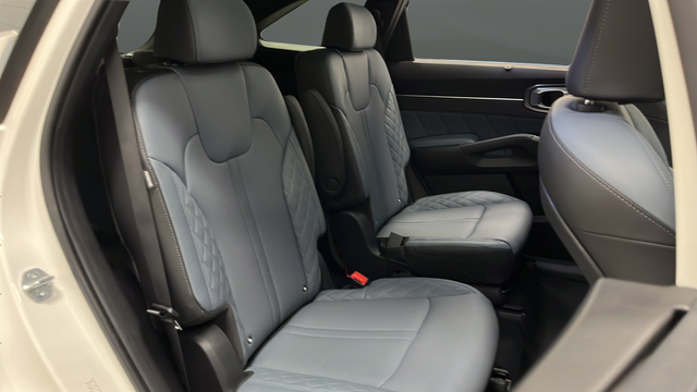 Used 2025 White Kia SX Prestige image 25