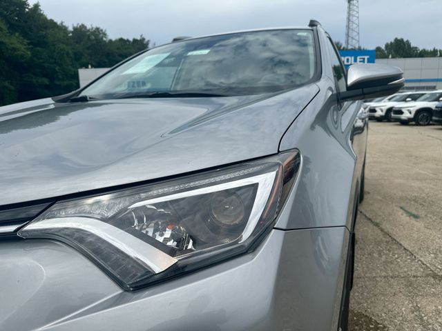 Used 2018 Silver Toyota XLE image 48