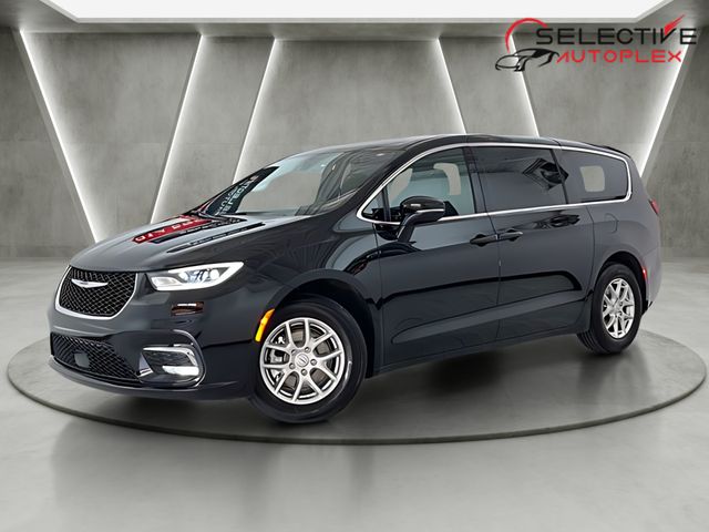 Diamond Black Crystal Pearlcoat 2026 Chrysler Pacifica Minivan Front-Wheel Drive 9-Speed Automatic