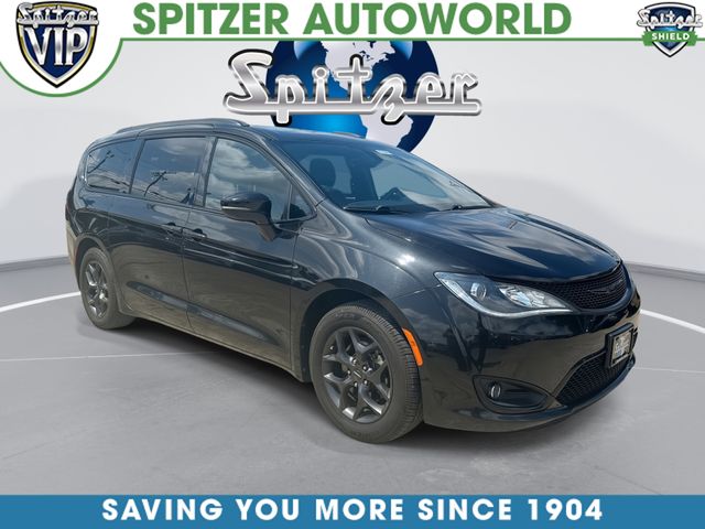 Brilliant Black Crystal Pearlcoat 2018 Chrysler Pacifica Minivan Front-Wheel Drive 9-Speed Automatic