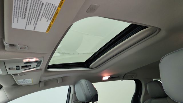 2021 Toyota Sienna XLE White at Community Toyota