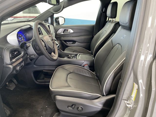 2025 Chrysler Pacifica Limited photo