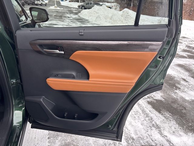 used 2023 Toyota Highlander car, priced at $43,136