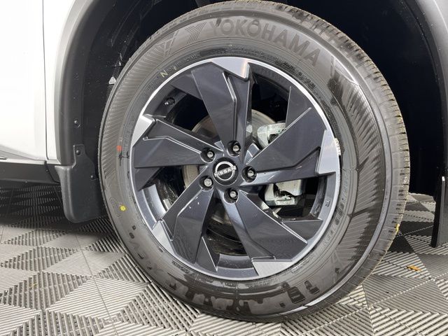 2025 Everest White Pearl Nissan Rogue SV FWD SUV