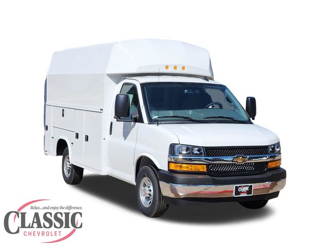 Summit White 2025 Chevrolet Express Chassis 3500 Cutaway 139 Van Rear-Wheel Drive 8-Speed Automatic