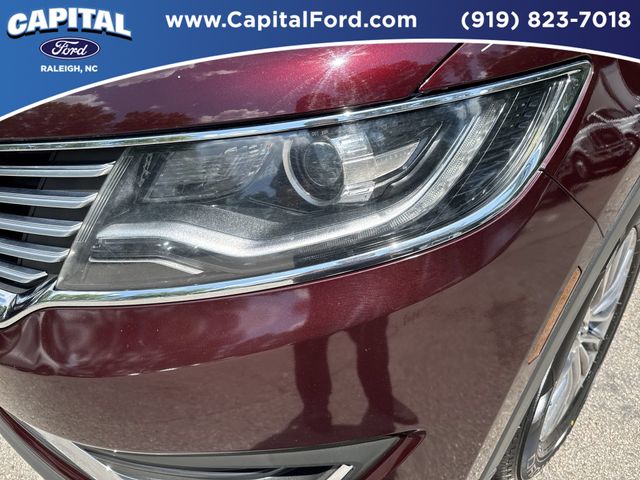 Used 2018 Red Lincoln Select image 11