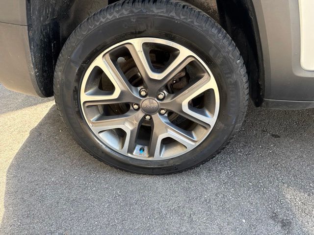 Used 2017 Silver Jeep Latitude image 11