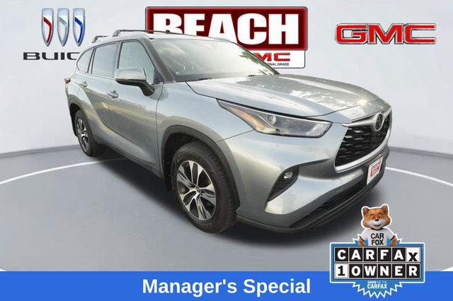Moon Dust 2022 Toyota Highlander XLE AWD SUV / Crossover All-Wheel Drive 8-Speed Automatic