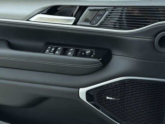 New 2026 Silver-Zynith Exterior Paint Jeep Limited Altitude image 30