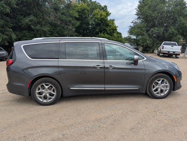 2018 Granite Crystal Metallic Clearcoat Chrysler Pacifica Limited FWD Van