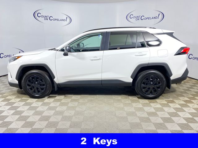 2021 Toyota RAV4 LE photo