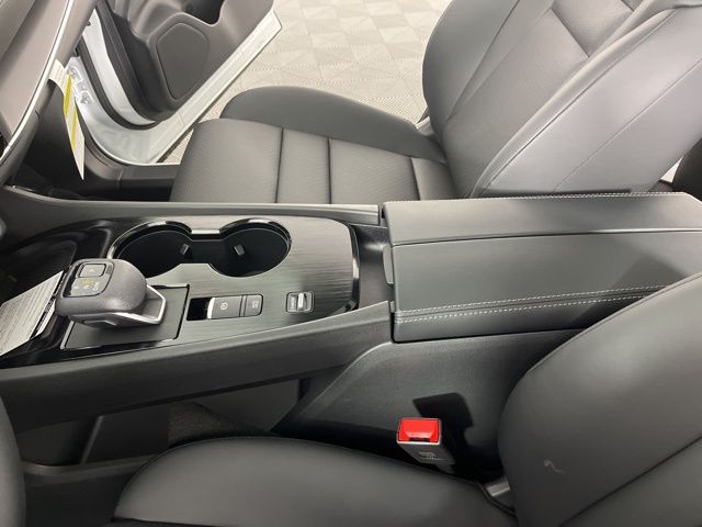 2025 Everest White Pearl Nissan Rogue SV FWD SUV