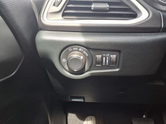 2025 Chrysler Voyager LX - Photo 15