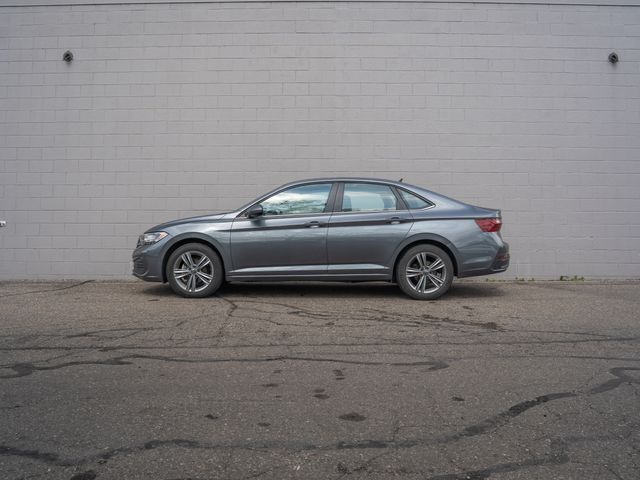 Certified Used 2024  Volkswagen 1.5T SE image 2