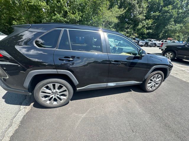 Used 2022 Black Toyota XLE Premium image 5