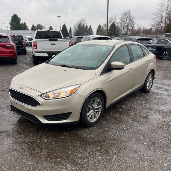 White Gold Metallic 2018 Ford Focus SE Sedan Front-Wheel Drive 6-Speed Automatic
