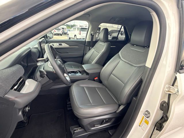 2025 Ford Explorer Active:B02485