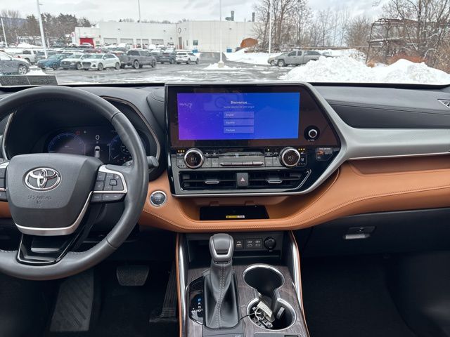 used 2023 Toyota Highlander car, priced at $43,136