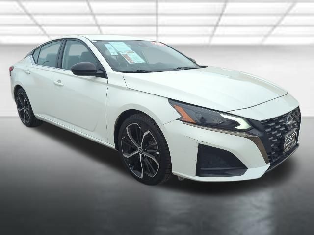 Glacier White 2024 Nissan Altima 2.5 SR FWD Sedan Front-Wheel Drive Continuously Variable Transmission